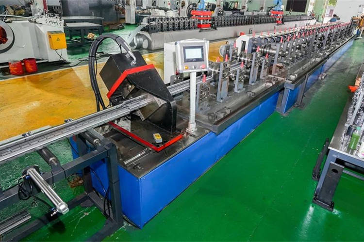Rack shelf roll forming machine