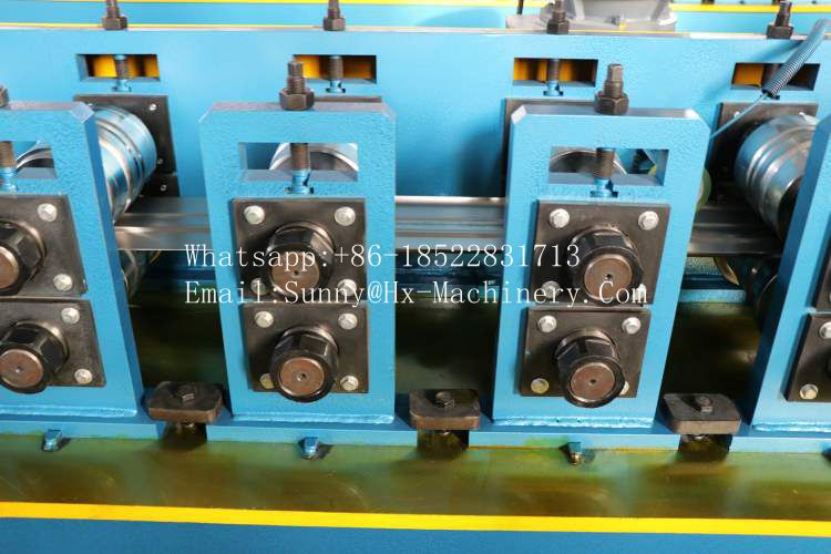 Beam roll forming machine